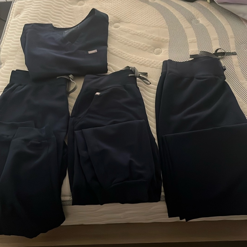 3 scrub pants and 1 scrub top . Scrub pants all small . And top is small.